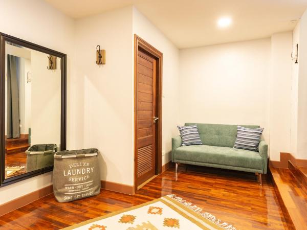 Maneeya Park Residence : photo 9 de la chambre studio lit king-size avec canapé-lit