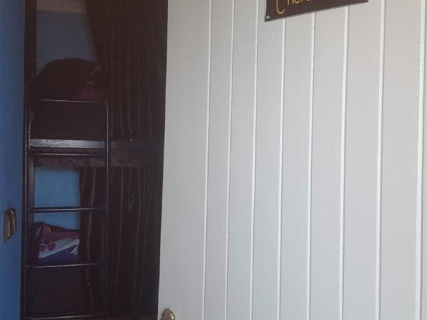 Essaouira Beach Hostel : photo 5 de la chambre lit simple dans dortoir pour hommes avec salle de bains commune