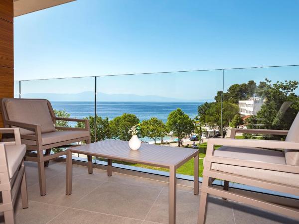 Luxury Hotel Riva : photo 6 de la chambre chambre double ou lits jumeaux deluxe avec balcon - vue latérale sur mer
