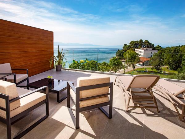 Luxury Hotel Riva : photo 4 de la chambre suite de luxe avec balcon et vue sur la mer