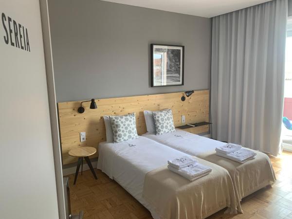 Casa dos Carvalhos : photo 2 de la chambre chambre double ou lits jumeaux deluxe - vue sur piscine