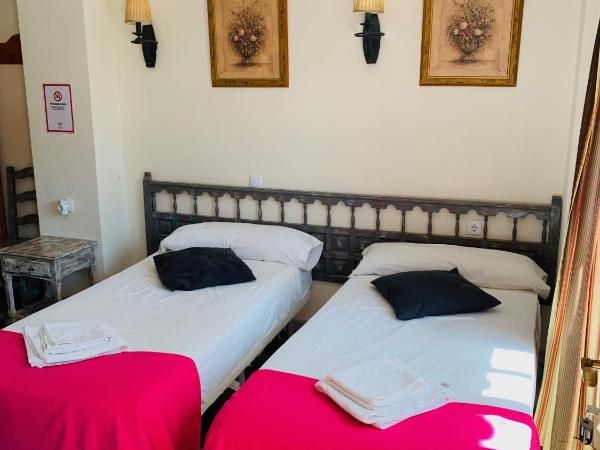 Pensión Aduar : photo 7 de la chambre chambre lits jumeaux avec salle de bains privative