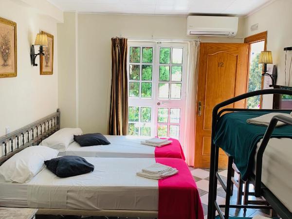 Pensión Aduar : photo 1 de la chambre chambre quadruple avec salle de bains