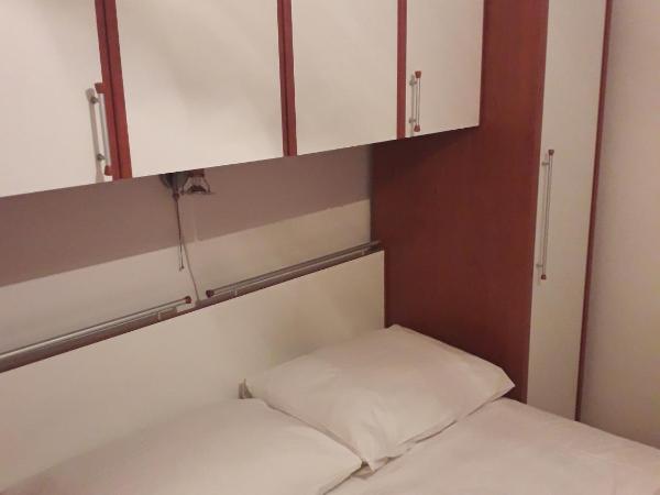 House Krk : photo 1 de la chambre chambre triple avec salle de bains privative