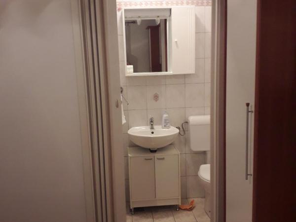 House Krk : photo 4 de la chambre chambre triple avec salle de bains privative