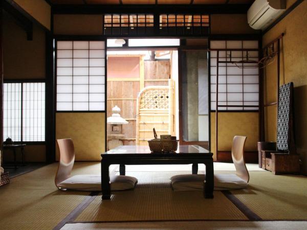 Bed & Breakfast Tsukiya : photo 2 de la chambre chambre triple avec salle de bains commune