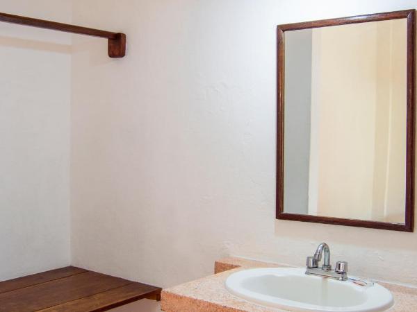 Hotel Hacienda de Vallarta Centro : photo 2 de la chambre chambre triple avec climatisation