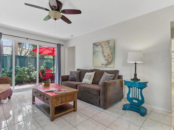 4145 By The Sea Inn & Suites : photo 1 de la chambre appartement avec terrasse