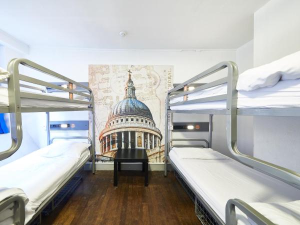St Christopher's The Inn - London Bridge : photo 1 de la chambre lit dans dortoir mixte de 6 lits avec salle de bains commune extérieure