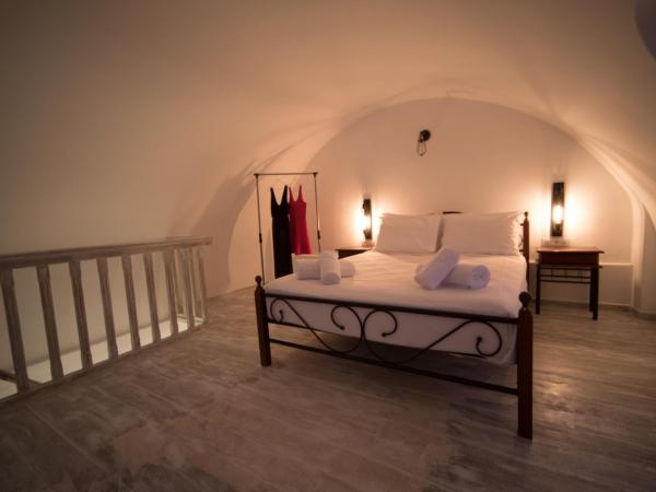 Villa Galaxy Santorini : photo 5 de la chambre suite deluxe avec jacuzzi extérieur - en duplex