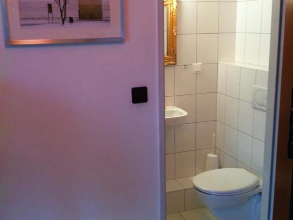 Weltempfänger Backpacker Hostel : photo 3 de la chambre chambre lits jumeaux avec salle de bains