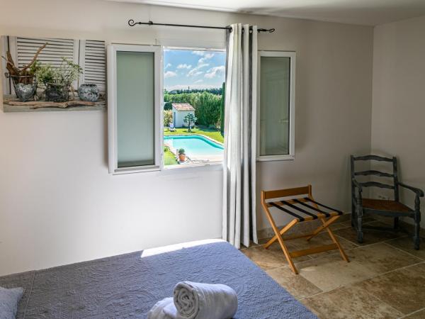 Mas Saint Julien : photo 2 de la chambre suite lit king-size - vue sur piscine