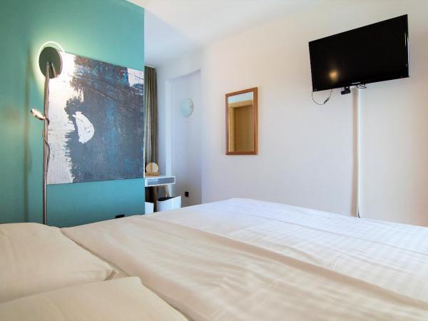 Villa Andrea : photo 5 de la chambre chambre double - vue sur jardin