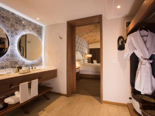 Krystal Grand Puerto Vallarta - All Inclusive : photo 3 de la chambre suite junior hacienda avec lit king-size - vue sur la piscine