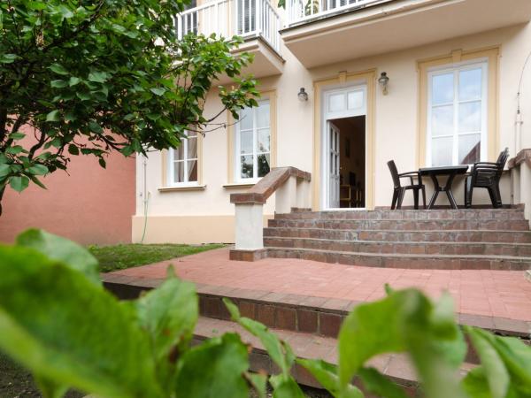 Pension Ibérica : photo 3 de la chambre appartement avec jardin