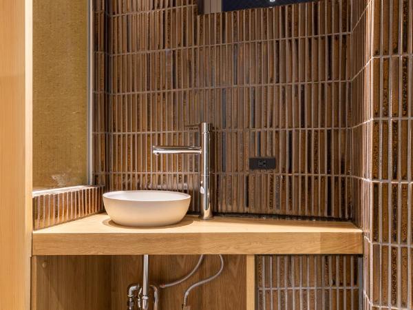 cyashitsu ryokan asakusa : photo 7 de la chambre chambre lit jumeaux de style japonais avec baignoire en plein air