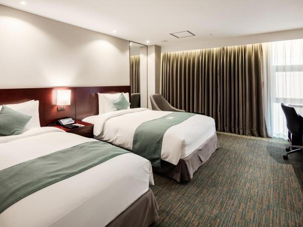 Sunshine Hotel : photo 3 de la chambre chambre lits jumeaux de luxe - stationnement gratuit