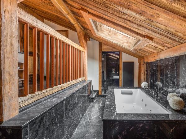 Les Chalets du Mont d'Arbois Megeve, a Four Seasons Hotel : photo 6 de la chambre suite 3 chambres noémie avec 1 lit king-size