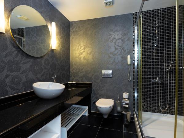 Orange County Alanya : photo 4 de la chambre suite lit king-size avec baignoire spa - vue sur mer