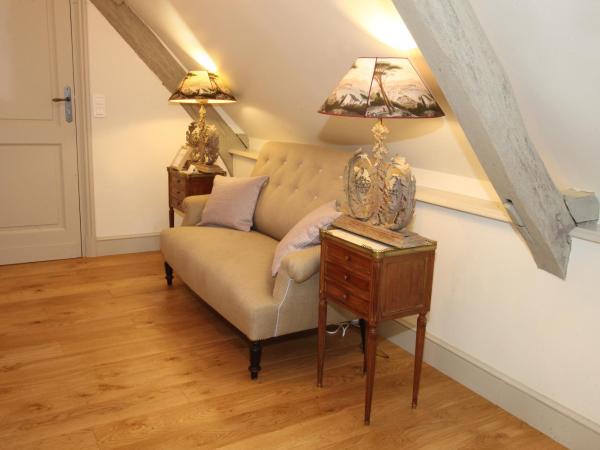 Le Clos de Grâce : photo 2 de la chambre suite junior mansardée - vue sur jardin