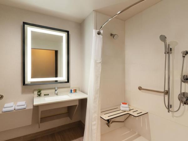 Radisson Hotel Oklahoma City Airport : photo 3 de la chambre chambre lit king-size pour personnes à mobilité réduite - non-fumeurs