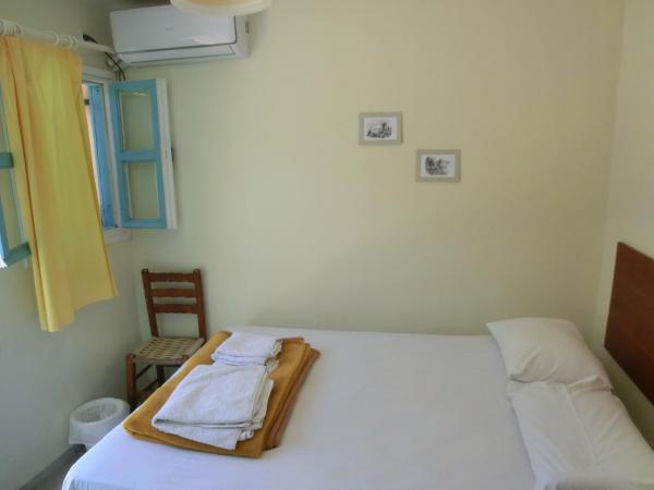 Santorini Camping & Hostel : photo 2 de la chambre chambre double