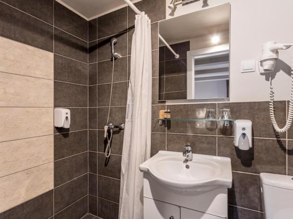 Hotel Mika Downtown : photo 3 de la chambre chambre deluxe double ou lits jumeaux