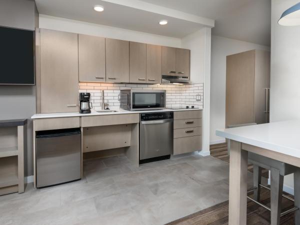 Hyatt House Chicago West Loop : photo 3 de la chambre king studio suite with sofa bed, kitchen and roll-in shower - disability access