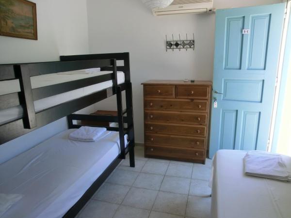 Santorini Camping & Hostel : photo 2 de la chambre chambre triple basique