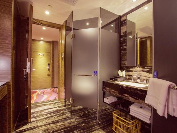 La Perle International Hotel - Free shuttle between hotel and Exhibition Center during Canton Fair & Exhibitor registration Counter : photo 8 de la chambre chambre supérieure lit queen-size