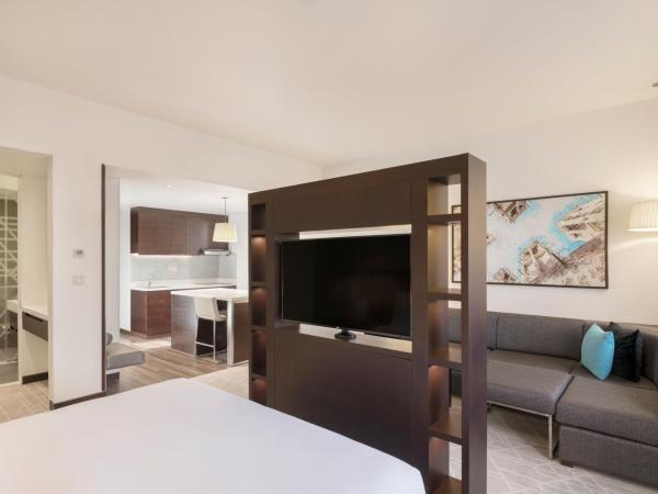 Hyatt Place Dubai Wasl District Residences : photo 4 de la chambre ce studio comprend une cuisine.