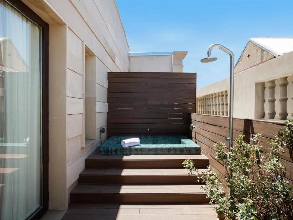 Praktik Èssens : photo 5 de la chambre chambre double supérieure avec baignoire extérieure