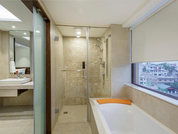 Akama Hotel Ltd : photo 2 de la chambre deluxe king/twin