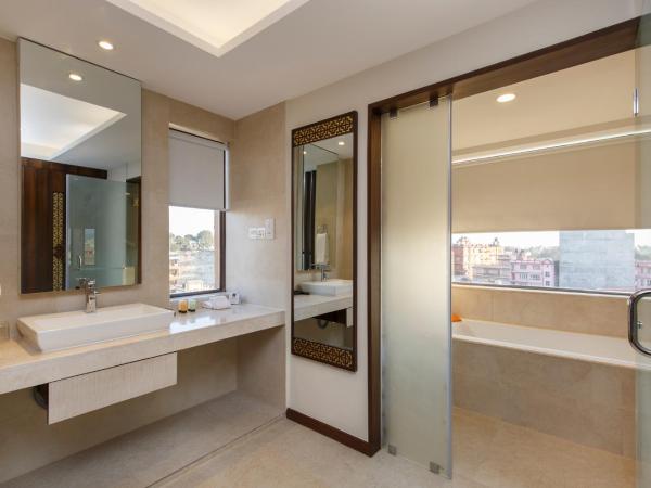 Akama Hotel Ltd : photo 5 de la chambre deluxe king/twin