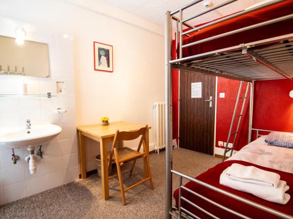 Weisses Rössli : photo 2 de la chambre chambre avec lits superposés et salle de bains commune