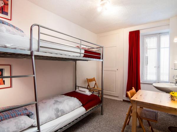 Weisses Rössli : photo 1 de la chambre chambre avec lits superposés et salle de bains commune