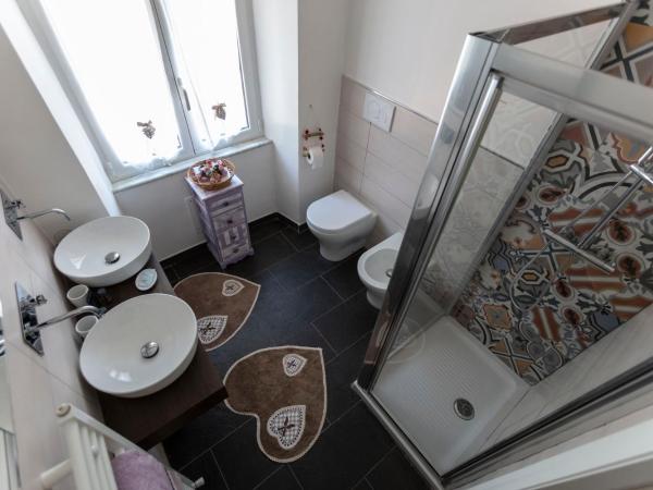 La BRIGNA B&B Il bosco sul mare : photo 1 de la chambre chambre lit queen-size avec salle de bains commune