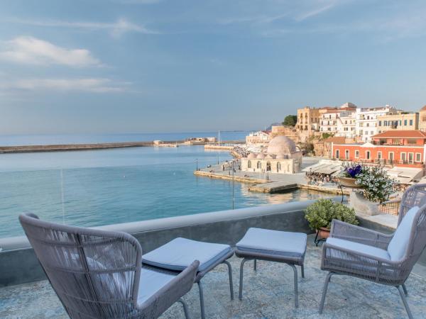 Residenza Vranas Boutique Hotel : photo 3 de la chambre penthouse avec baignoire spa et terrasse - vue sur mer