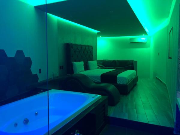 Intimisimo Suites Autohotel Centro Only Adult : photo 10 de la chambre suite deluxe avec baignoire spa