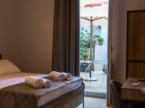 One Three One - In the Heart of Athens : photo 5 de la chambre chambre double avec patio