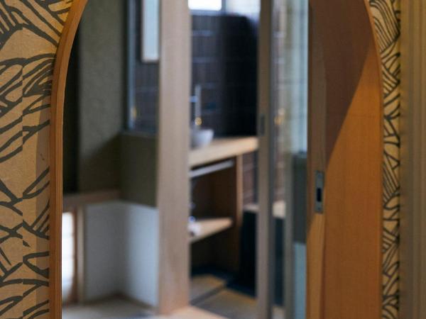 cyashitsu ryokan asakusa : photo 1 de la chambre chambre lit jumeaux de style japonais avec baignoire en plein air