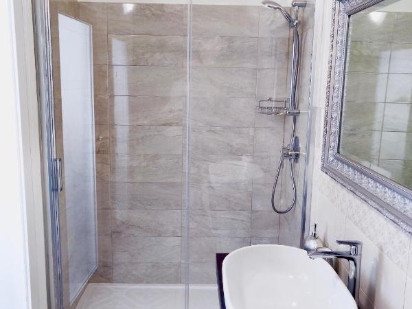 Bravo 18 : photo 5 de la chambre suite lit king-size avec balcon