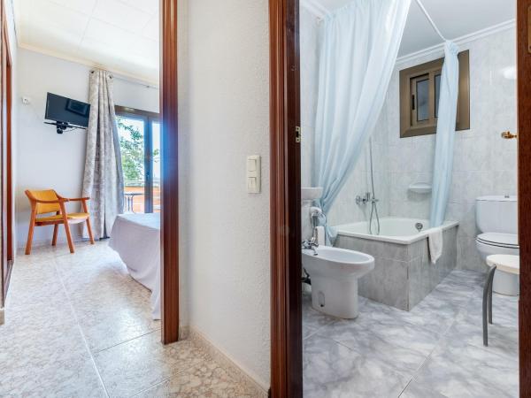 Hotel Canadá : photo 7 de la chambre chambre double avec lit d'appoint