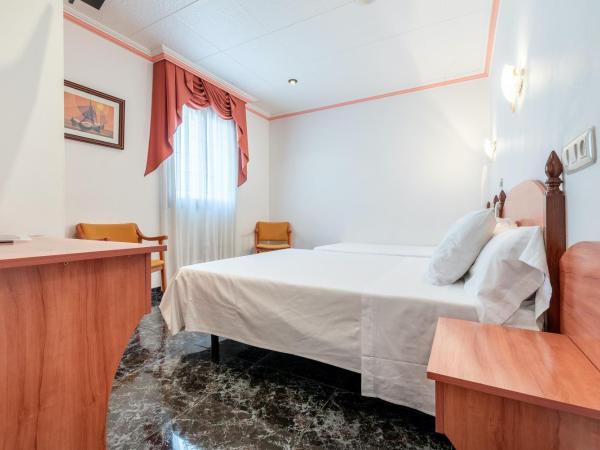 Hotel Canadá : photo 10 de la chambre chambre double avec lit d'appoint