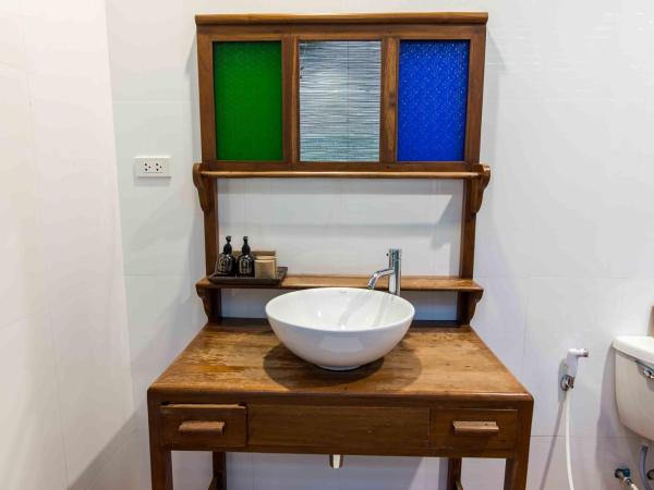 Feung Nakorn Balcony Rooms and Cafe : photo 6 de la chambre chambre familiale