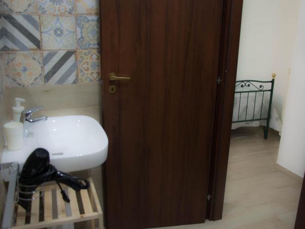 Mary's house : photo 1 de la chambre chambre triple avec salle de bains privative