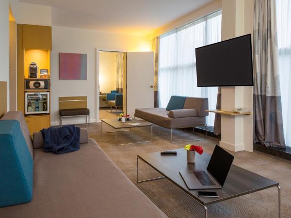 Novotel Genève Centre : photo 8 de la chambre suite supérieure avec canapé-lit