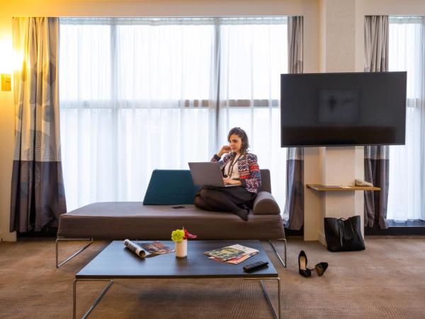 Novotel Genève Centre : photo 9 de la chambre suite supérieure avec canapé-lit