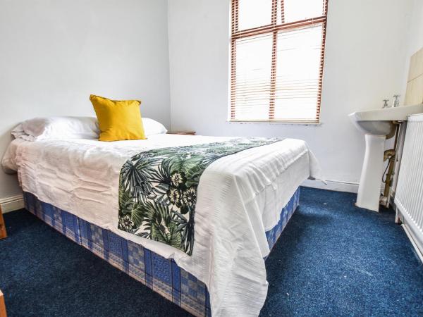 Regency GuestHouse Manchester North : photo 2 de la chambre chambre double avec salle de bains commune