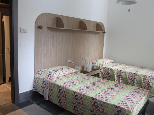 Ostello Alfieri 2 : photo 3 de la chambre chambre lits jumeaux avec salle de bains privative